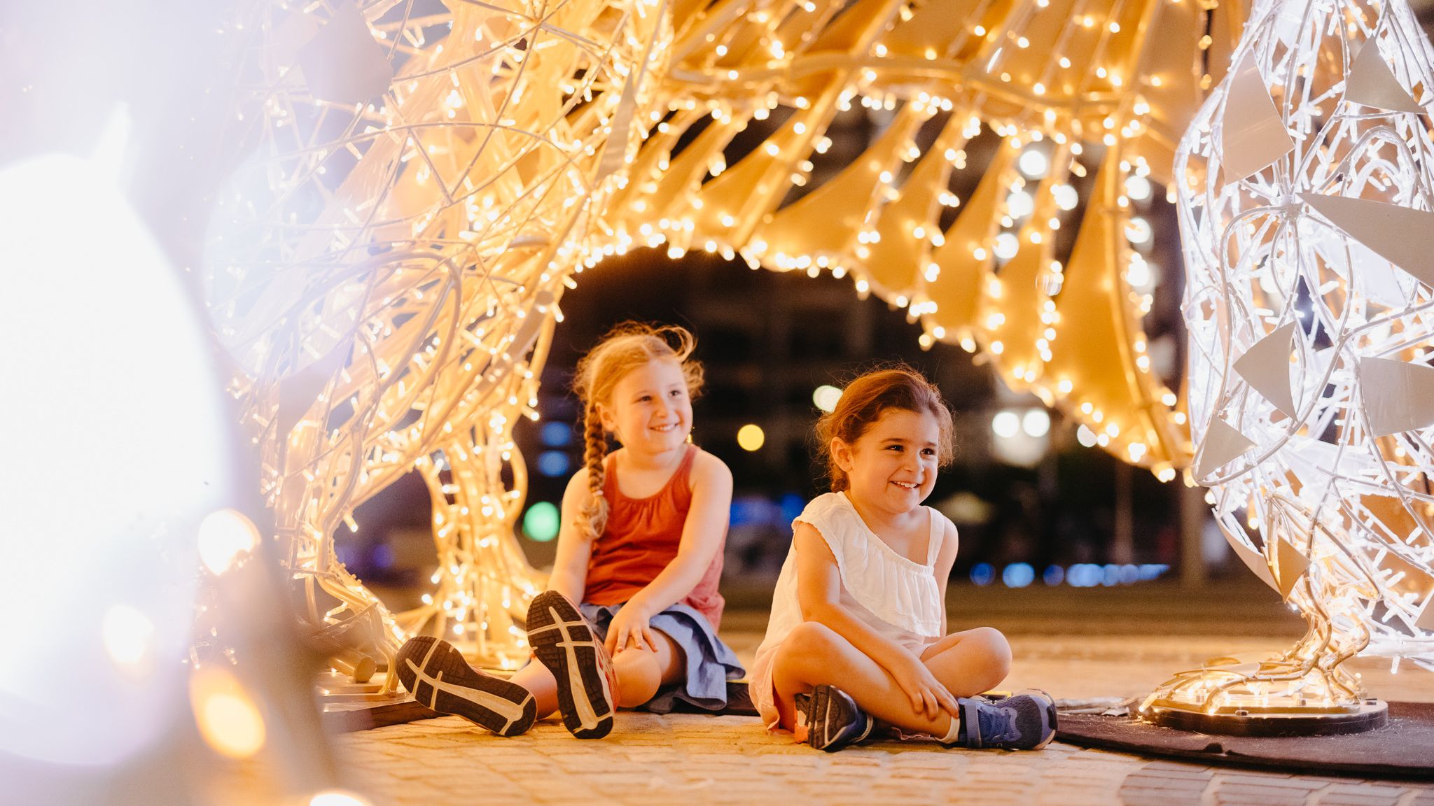 kids at christmas lights